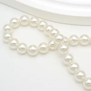 Détail de perles de verre blanches pour la fabrication de bijoux DIY et travaux.