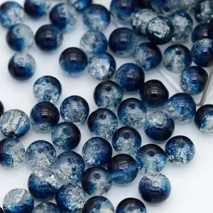 Gros plan de perles de verre craquelé bleu pour fabrication de bijoux DIY, perles rondes.