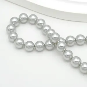 Gros plan perles verre gris, surface ronde lisse, trou droit creation bijoux DIY