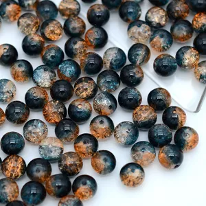 Gros plan des détails des perles de verre craquelées bleues et ambrées pour bijoux.