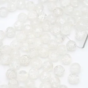 Gros plan de perles en verre craquelé blanc, idéal pour les bracelets et colliers faits main.