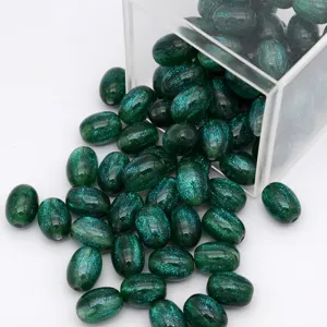 Perles en résine ovale à paillettes vert foncé versées de boîte claire pour bracelet DIY.