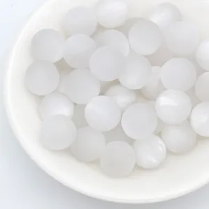 Détail de perles d'œil de chat mates blanches, perles rondes en vrac pour bijoux DIY faits main.