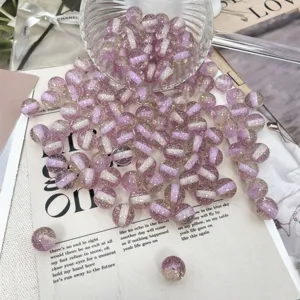 Primo piano di perline in resina con sfumatura e glitter fini, perfette per creazione di gioielli.