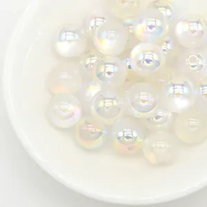 Detalle de cuentas redondas de resina gelatina con galvanoplastia UV para hacer joyas y manualidades.