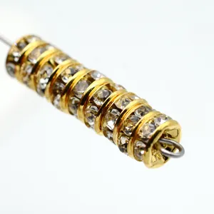 Nahaufnahme Detail von 18k vergoldeten Strass Tubus Zwischenperlen fur DIY Schmuck Zubehoer.