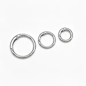 Detailansicht galvanisierter Metall-Federringe, Offenringe und Schlüsselanhänger Zubehör.