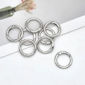 Silberne Metall Federringe runde Karabiner Haken Offene Ringe für Taschen Zubehör.