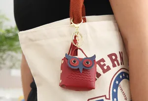 Lindo mini estuche de cuero PU con forma de búho llavero bolsa para auriculares.