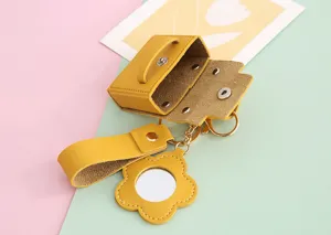 Gedetailleerd overzicht van gele PU lederen mini tas sleutelhanger met een leuke spiegel.