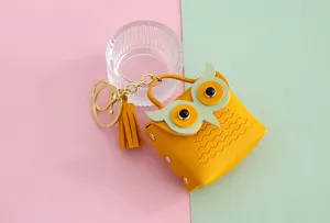 Vista detallada de bolso llavero búho lindo, mini monedero de cuero PU con borla y anillo.