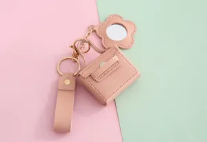 PU lederen minitas sleutelhanger met schattige bloemenspiegel en handig oortelefoontasje.