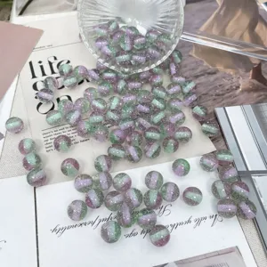 Vista dettagliata di perline in resina glitterate per accessori di gioielli braccialetti fai da te.