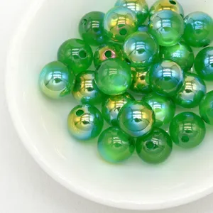 Detalle cuentas redondas de resina galvanizada UV verde, acabado gel brillante, accesorio DIY