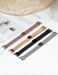 Vue détaillée de bracelets de montre magnétiques en acier inoxydable milanais aux couleurs.