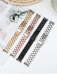 Gros plan sur les maillons en acier inoxydable du bracelet avec fermoir metallique elegant.