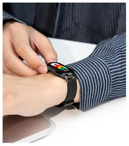 Vue détaillée du bracelet de montre de remplacement en acier inoxydable magnétique milanais noir.
