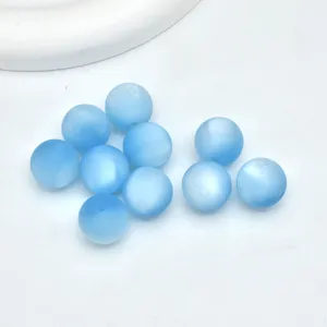 Dettaglio perline opache azzurre imitazione occhio di gatto per accessori di gioielli fatti a mano DIY.