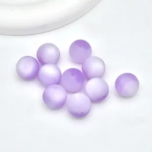 Primo piano dei dettagli di perline in vetro viola opaco da 16mm per creazione gioielli.