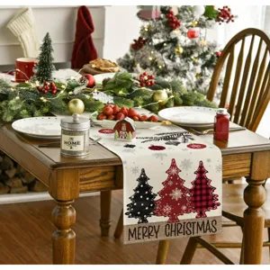 Dettaglio runner da tavola di Natale con motivo di alberi festivi e decorazioni.