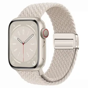 Detailaufnahme van beige gevlochten nylon horlogeband met metalen magnetische gesp.