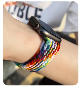 Bracelet de montre en nylon tressé coloré en gros plan, texture tissée multicolore vibrante.