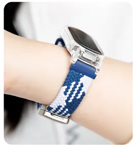 Bracelet de montre connectée en nylon tressé avec coque transparente et motif de vagues bleu.
