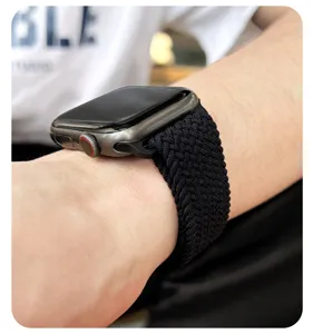 Gros plan détaillé du bracelet de montre en nylon tressé noir porté, montrant une texture.