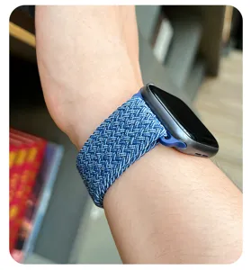Gros plan détaillé du bracelet de montre en nylon tressé bleu avec texture tissée.