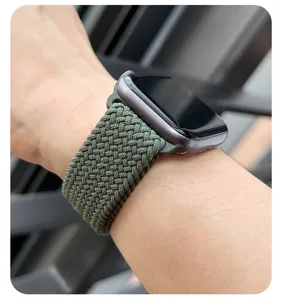 Détail de la boucle en nylon tressé vert, ajustement confortable et boucle sécurisée.
