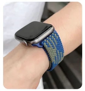 Vue rapprochée du bracelet de montre en nylon tressé avec un design texturé bleu et vert.
