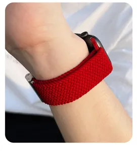 Gros plan détaillé du bracelet de montre de rechange en nylon tressé rouge vif.