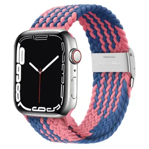 Détail du bracelet de montre tressé en nylon rose et bleu avec une boucle métallique.