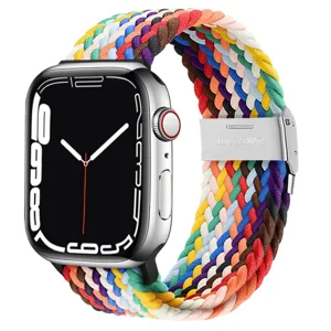 Bracelet de rechange en nylon tressé coloré pour montre connectée avec détail de boucle métal.