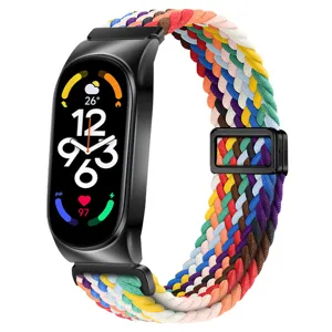 Vue détaillée du bracelet de montre intelligent en nylon tressé coloré avec fermoir aimanté.