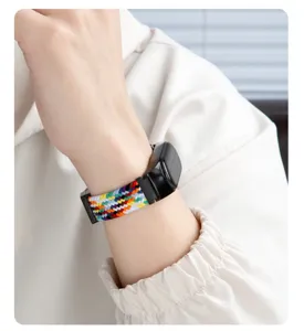 Primo piano di un cinturino per orologio in nylon intrecciato colorato con chiusura a calamita.