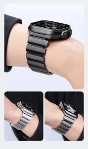 Detailansicht des Titan Metall Magnetarmbands mit sicherem Verschluss und Gliedern.