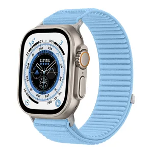 Kompatible Smartwatch mit hellblauem alpine loop Uhrenarmband und digitalem Display.