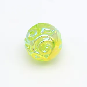 Gros plan de perle en acrylique irisée verte électroplaquée UV avec motif d'hortensia.
