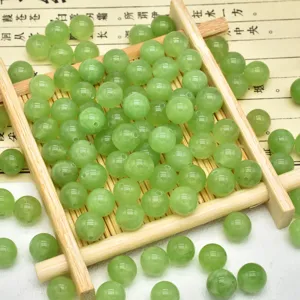 Perline tonde sciolte di giada verde naturale per accessori di gioielli braccialetto.