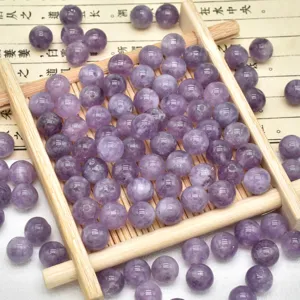 Dettaglio di perline di pietre preziose di ametista naturale per accessori di braccialetti.