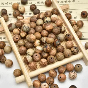 Perline tonde in pietra naturale, dettaglio perfetto per gioielli fai da te e bracciali.