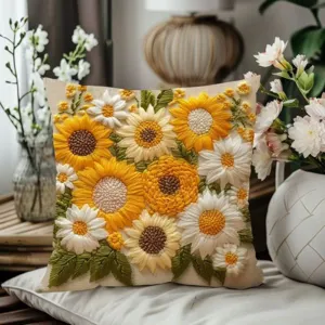 Gros plan de la housse de coussin tournesol brodée en 3D avec de superbes détails floraux.