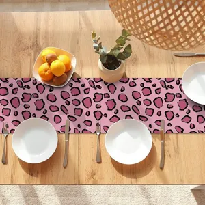 Runner da tavola con stampa leopardata rosa per decorazione festa e cucina moderna.