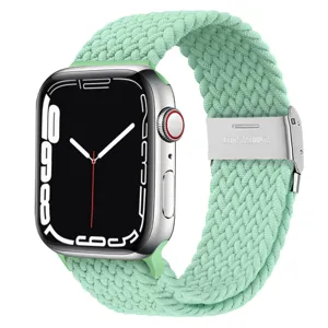 Détail de bracelet boucle en nylon tressé vert, boucle en acier inoxydable, montre connectée.