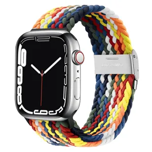 Bracelet de montre élégant en nylon tressé coloré avec boucle en métal pour remplacement.