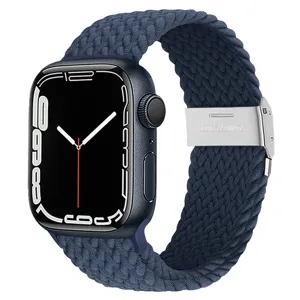 Gros plan sur le bracelet de montre tressé en nylon bleu foncé avec boucle en acier inoxydable.