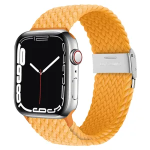 Détail de bracelet de montre en nylon tressé orange, compatible avec Apple Watch.