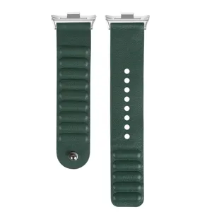Détail du bracelet de montre en cuir vert foncé, boucle aimantée et connecteur en métal.