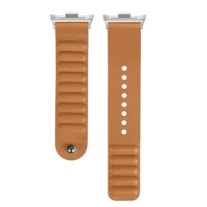 Detail de bracelet de montre en cuir marron avec fermeture magnetique et design texture.